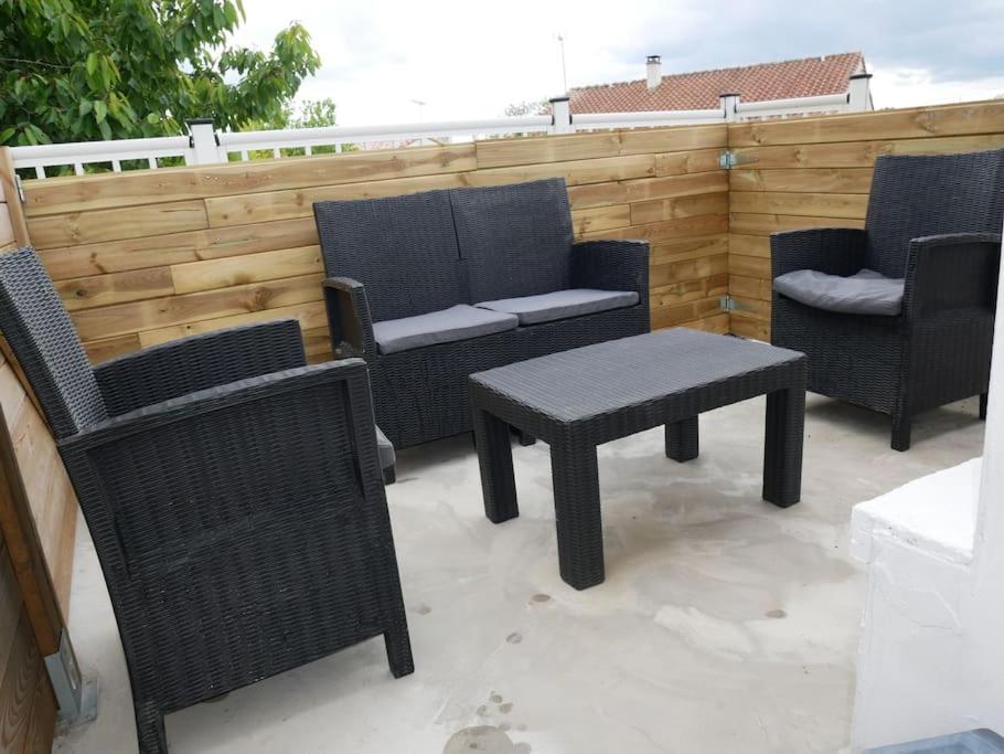 Logement Lumineux Avec Terrasse 라로츠수르욘 외부 사진